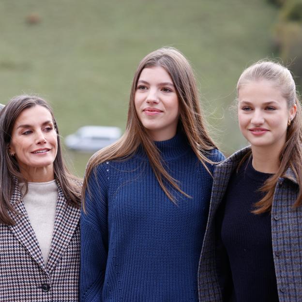 Los reyes Felipe y Letizia, junto a Leonor y Sofía, visitan por sorpresa Catarroja, uno de los pueblos de Valencia más afectados por la DANA