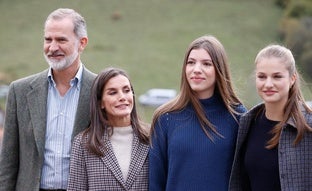 Los reyes Felipe y Letizia, junto a Leonor y Sofía, visitan por sorpresa Catarroja, uno de los pueblos de Valencia más afectados por la DANA