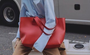 El bolso shopper que lleves al trabajo en 2025 será de color rojo