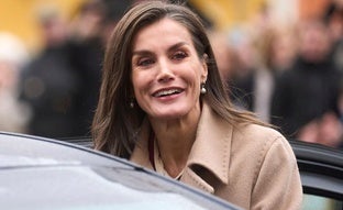 De qué marca es el precioso jersey gris que estrenó la reina Letizia en Catarroja: cinco modelos parecidos para ir calentita y estilosa