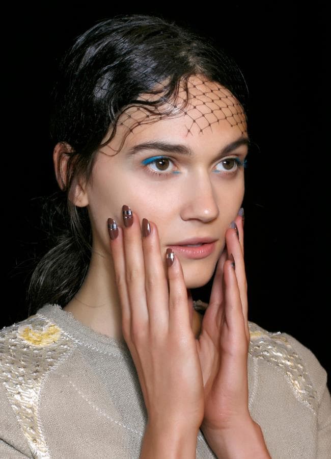 Una manicura en marrón con toques plateados. Foto: Launchmetrics spotlight.