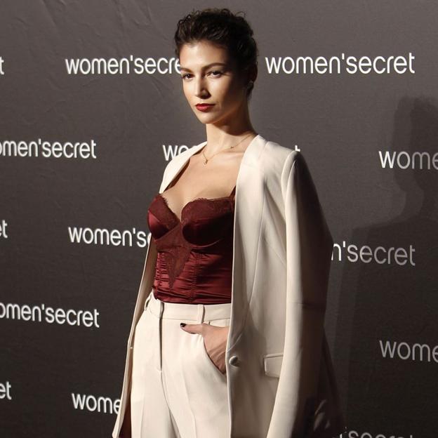 El look de Nochevieja para atraer la buena suerte en 2025: un body rojo para ir sexy y elegante