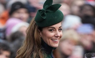 El look perfecto de Kate Middleton para su regreso a la misa de Navidad: abrigo elegante, tocado romántico y bolso con mensaje