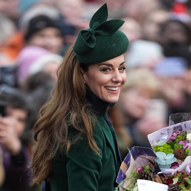 El look perfecto de Kate Middleton para su regreso a la misa de Navidad: abrigo elegante, tocado romántico y bolso con mensaje