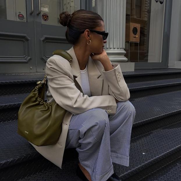 Influencer con pantalones con raya diplomática