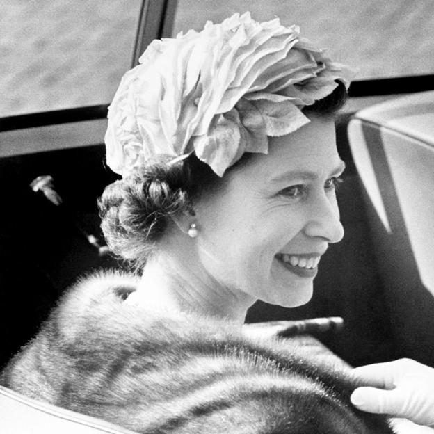 ¿Se enamoró Isabel II de su amigo Lord Porchester? Su hijo cuenta toda la verdad sobre el supuesto amante de la reina