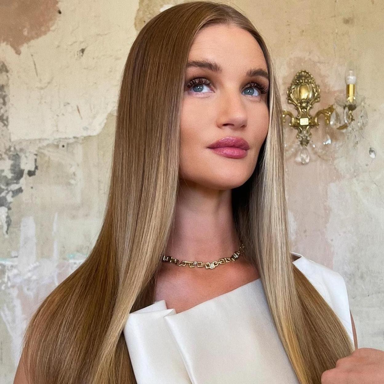 Rosie Huntington-Whiteley con pelo liso sedoso sin encrespamiento/@CWOODHAIR