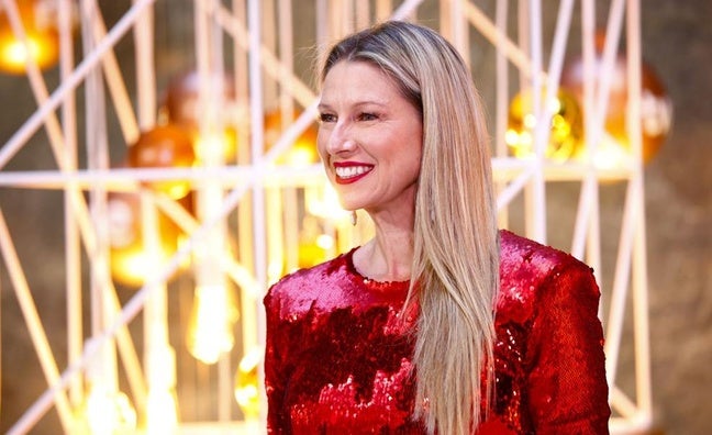 El otro look de las Campanadas que no se vio: Anne Igartiburu con un precioso vestido rojo en la fiesta de Los Javis