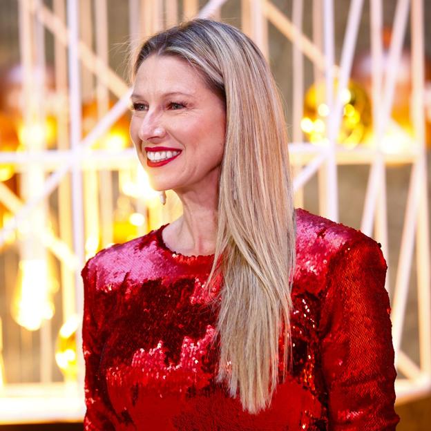 El otro look de las Campanadas que no se vio: Anne Igartiburu con un precioso vestido rojo en la fiesta de Los Javis