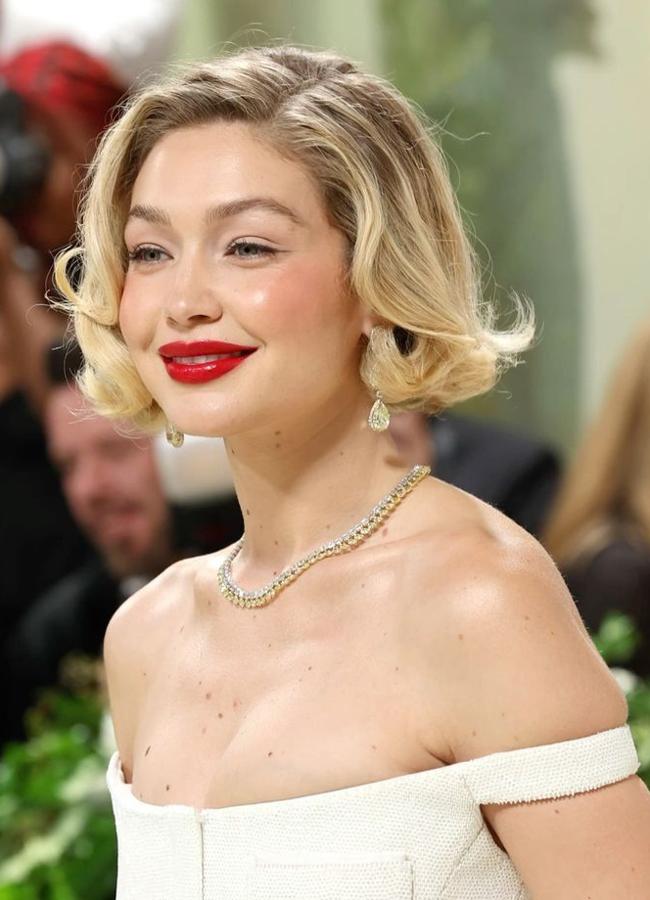 Gigi Hadid con corte de pelo italian bob tendencia para 2025/@gigixupdates