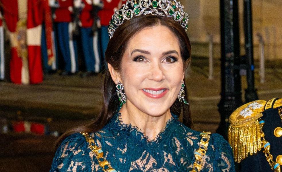 El espectacular look de gala de Mary de Dinamarca para recibir el Año Nuevo con joyas históricas