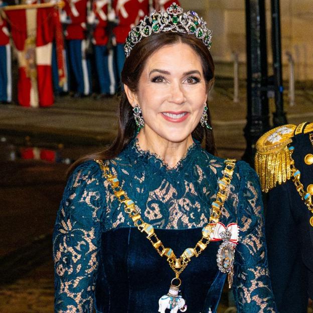 El espectacular look de gala de Mary de Dinamarca para recibir el Año Nuevo con joyas históricas