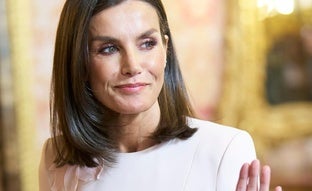 El vestido de Massimo Dutti que nos gustaría ver a la reina Letizia en 2025 (y el que va a llevar)