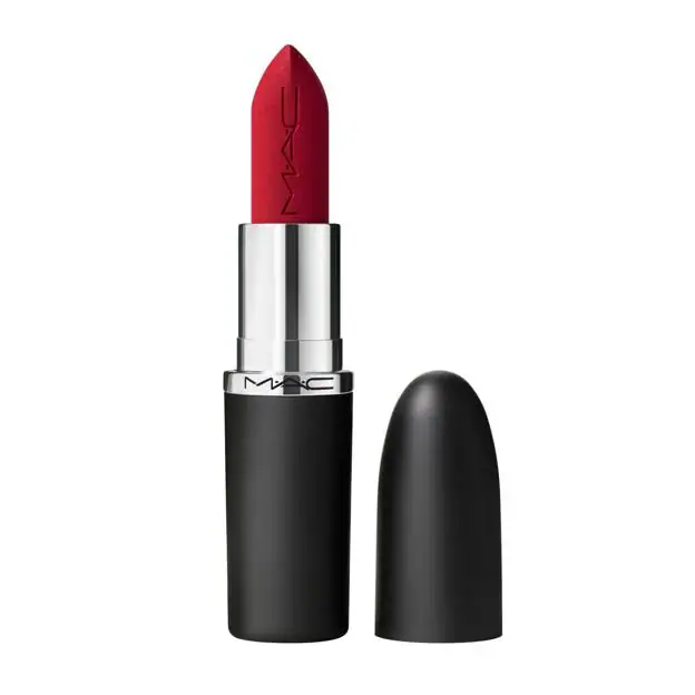 barra de labios Macximal Silky Matte Lipstick de MAC en el tono Ruby Woo. (27 euros).