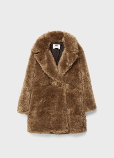 Abrigo de pelo de Stradivarius (69,99 euros)