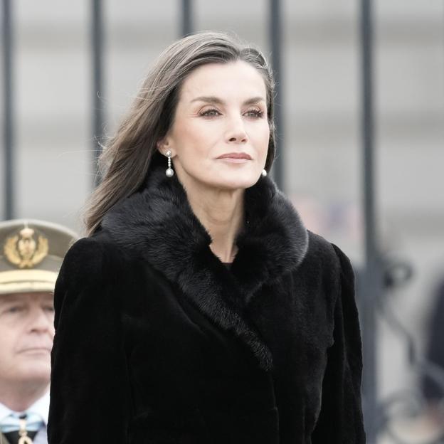 La reina Letizia deslumbra en la Pascua Militar con una falda burdeos de Felipe Varela y sus pendientes de perlas australianas