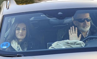 La reina Letizia acude al tradicional roscón en casa de su padre Jesús Ortiz con invitados sorpresa