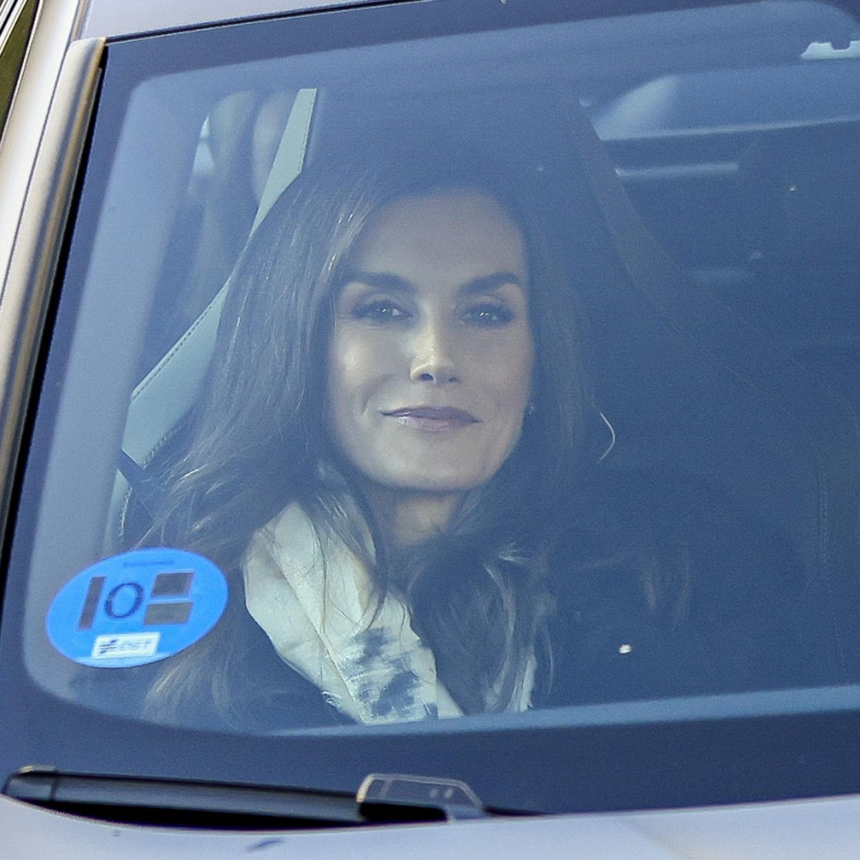 La reina Letizia en el coche de camino a casa de su padre, Jesús Ortiz, para celebrar la tarde de reyes./gtres