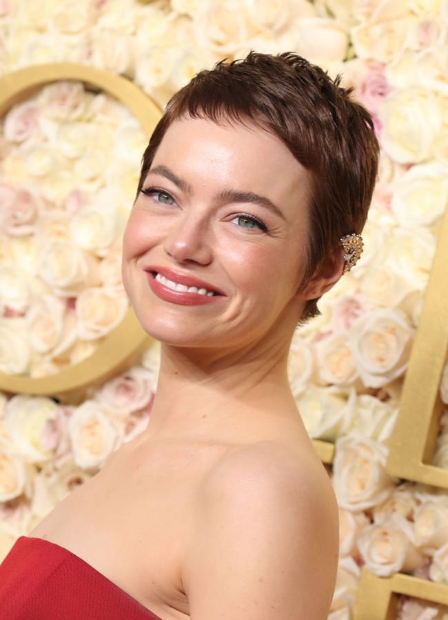 Emma Stone en los Globos de Oro con su nuevo corte de pelo corto. / GTRES