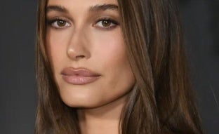 Por qué el maquillaje mocha mousse es tendencia en 2025: el look más natural y elegante