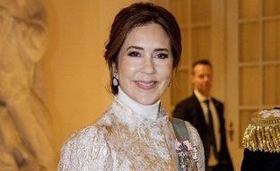 Mary de Dinamarca estrena el 2025 con un look espectacular: vestido de gala y unos exclusivos pendientes de diamantes