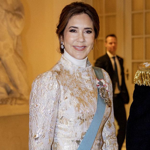 Mary de Dinamarca estrena el 2025 con un look espectacular: vestido de gala y unos exclusivos pendientes de diamantes