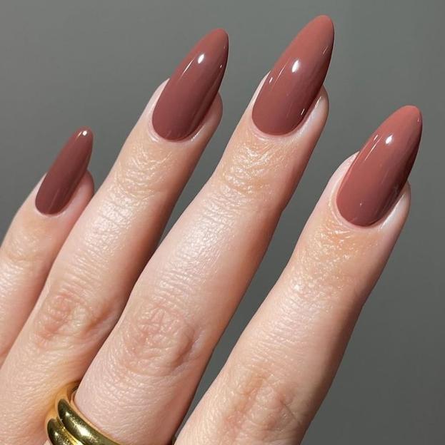 Manicura en color de uñas mocha mousse tendencia