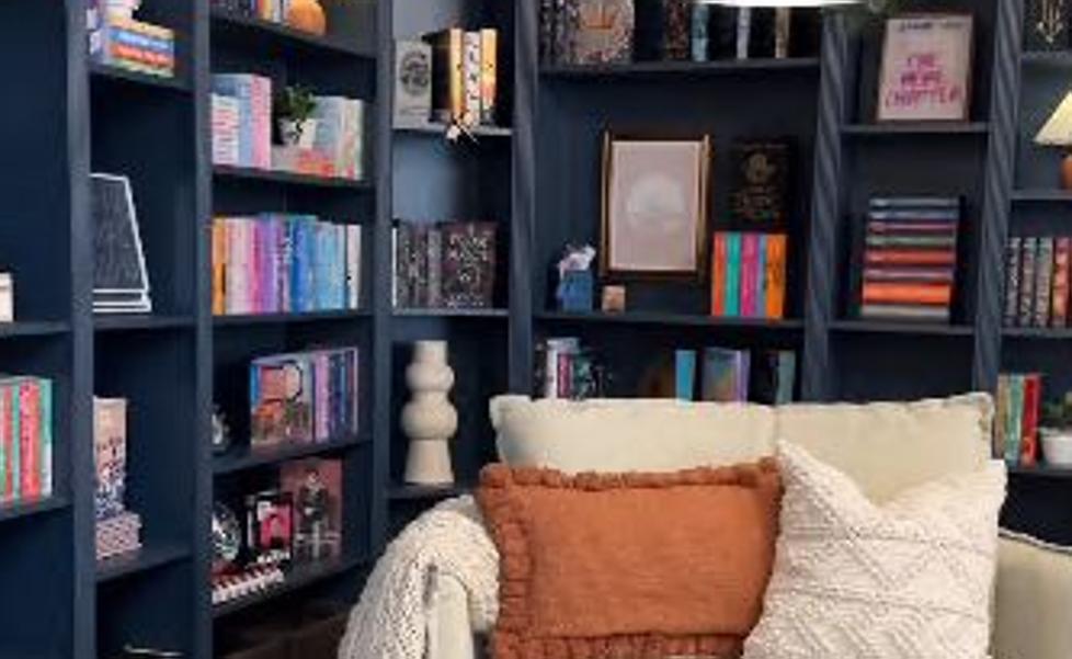 Cómo construir una elegante librería de diseño por muy poco dinero con la estantería Billy, la más barata y vendida de IKEA