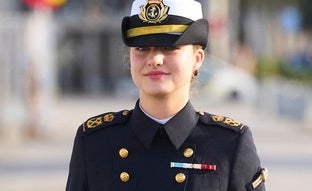 La princesa Leonor, guapísima, llega a Cádiz para embarcar en el buque Elcano: uniforme de gala, moño trenzado y muy sonriente