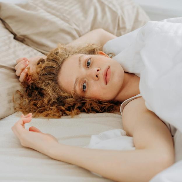 El ejercicio de un minuto fácil de hacer con el que conseguirás dormir del tirón