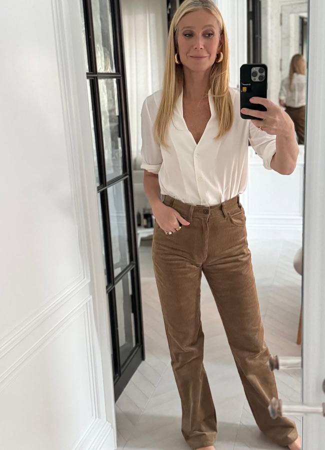 Gwyneth Paltrow con pantalón de pana y blusa blanca. Foto: @gwynethpaltrow