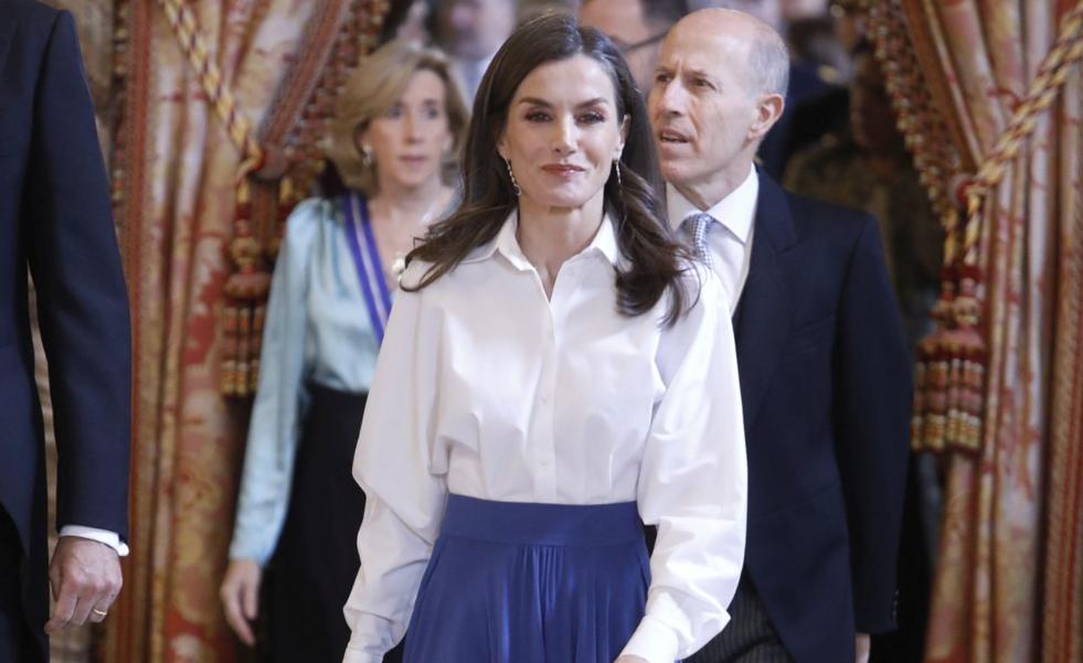 La reina Letizia arrasa de largo en la recepción al Cuerpo Diplomático: estrena falda azul con camisa blanca