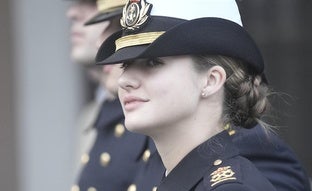 La princesa Leonor, guapa de uniforme, en su último día en Cádiz: seriedad y nervios antes de zarpar en el buque Elcano