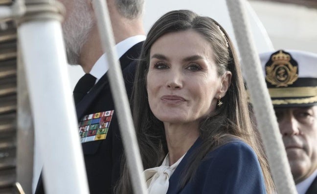 La reina Letizia se despide de la princesa Leonor con un traje de chaqueta repetido y sorprende con una diadema joya