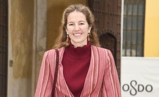 Victoria López-Quesada sorprende con un look elegante y juvenil perfecto para eventos de invierno