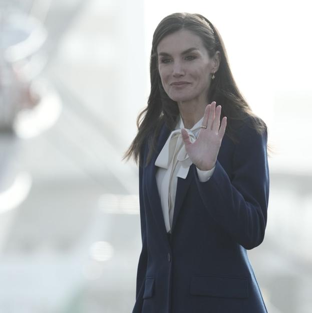 La reina Letizia se despide de la princesa Leonor con un traje de chaqueta repetido y sorprende con una diadema joya