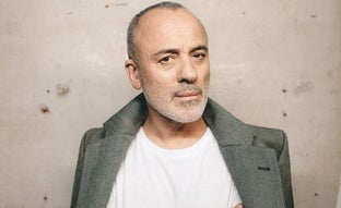 Javier Gutiérrez es el rey Felipe V en su nueva serie: «No puedo ser feliz viendo lo que me rodea»