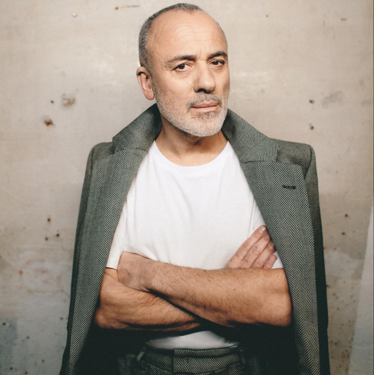 Javier Gutiérrez, con traje de Emporio Armani y camiseta de Mango./FOTOGRAFÍA: LUPE DE LA VALLINA ESTILISMO: MARÍA MONREAL