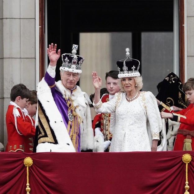 Los reyes Carlos y Camilla saludan tras su coronación. 