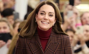 Kate Middleton estrena el conjunto de punto burdeos más elegante del invierno en su visita al hospital donde se trató de cáncer