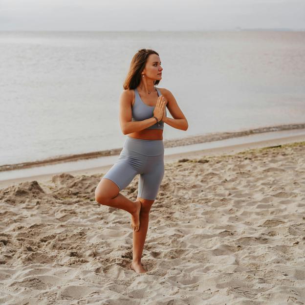 Postura del rayo o Laghu Vajrasana, la asana de yoga que estiliza la silueta y estira pecho, abdomen y espalda