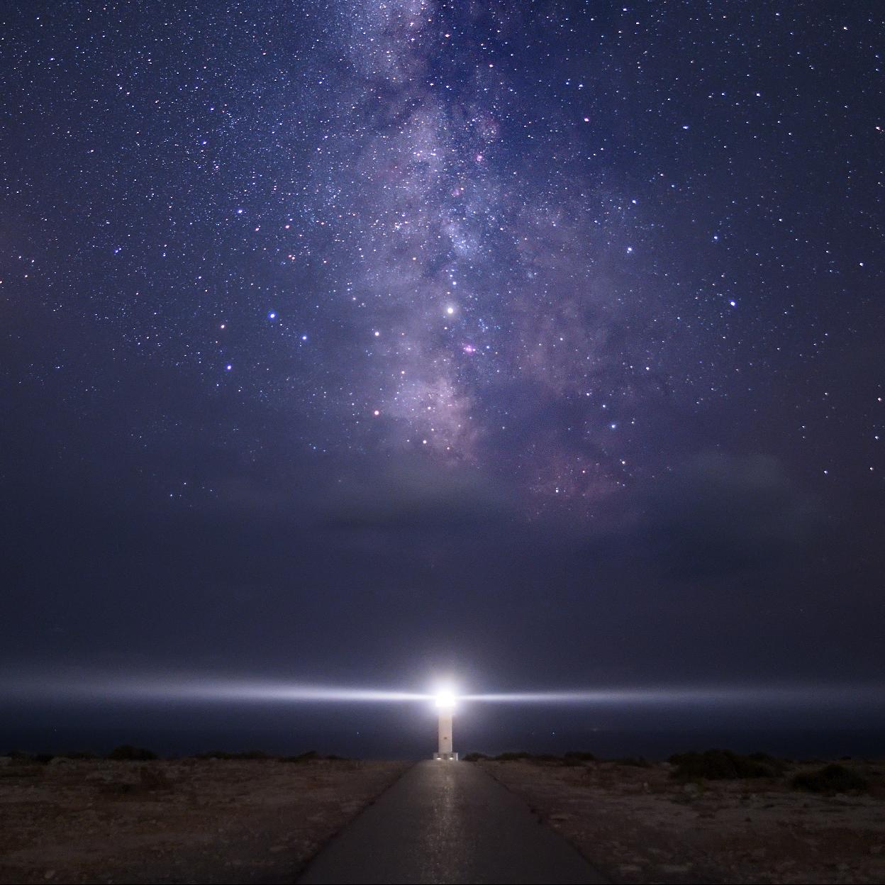 Imagen del cielo con la Vía Láctea desde el faro de Cap de Barbaria en Formentera. /JORDI FRAXANET NADAL/caha