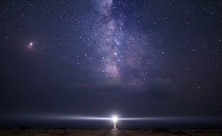 Dónde y cómo ver la alineación de planetas más espectacular del cielo nocturno en enero: «Se ve cada uno de un color»