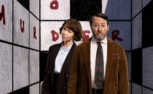 La divertidísima serie de detectives británica que casi nadie ha visto y que es perfecta para el combo sofá y manta