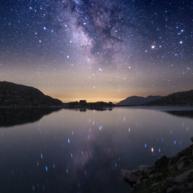 Imagen del cielo entre montañas en el Estany de Colomina en Lleida. 