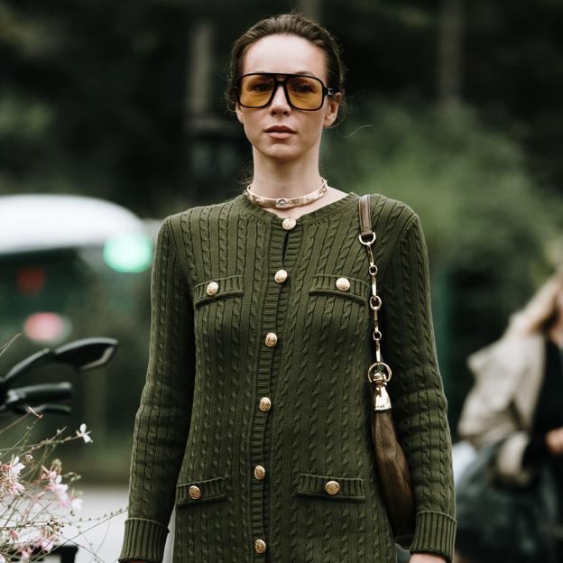 Look en verde oliva, el color tendencia