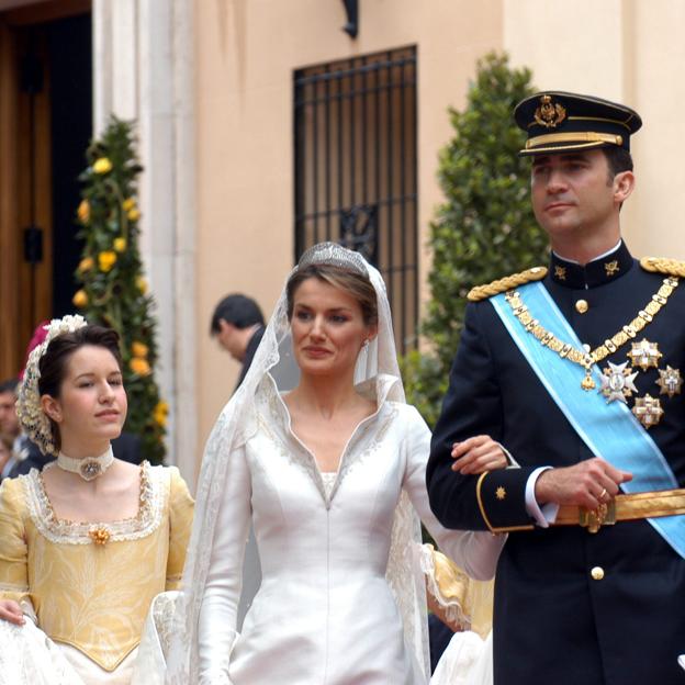 Claudia fue una de las encargadas de ayudar a Letizia con el vestido nupcial. 