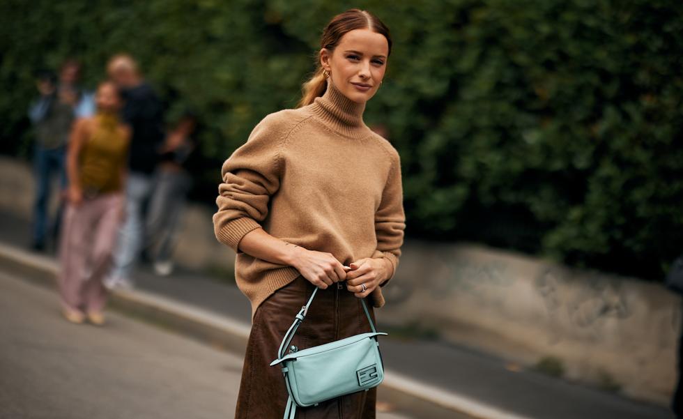 El marrón y el celeste son los dos únicos colores que necesitas para vestir bien: la combinación que va a salvar tus looks de la temporada