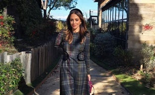 El look de invitada de invierno que es pura inspiración: vestido de cuadros y diadema