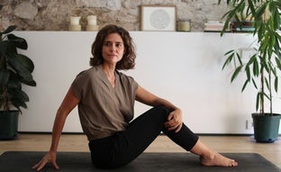 María Macaya, experta en yoga sensible al trauma: «Entrenar el derecho a elegir es una forma de tomar el control de la autoestima»